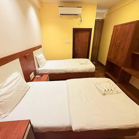 Shivam Hotel Varanasi - Near Kashi Vishwanath Temple With Parking And Lift Bagian luar foto