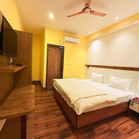 Shivam Hotel Varanasi - Near Kashi Vishwanath Temple With Parking And Lift Bagian luar foto