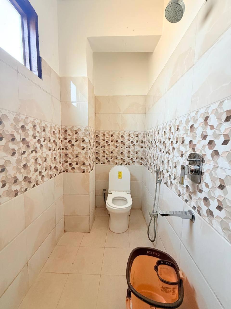 Shivam Hotel Varanasi - Near Kashi Vishwanath Temple With Parking And Lift Bagian luar foto