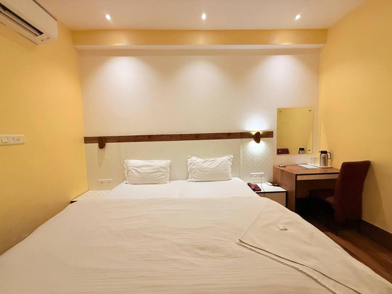 Shivam Hotel Varanasi - Near Kashi Vishwanath Temple With Parking And Lift Bagian luar foto