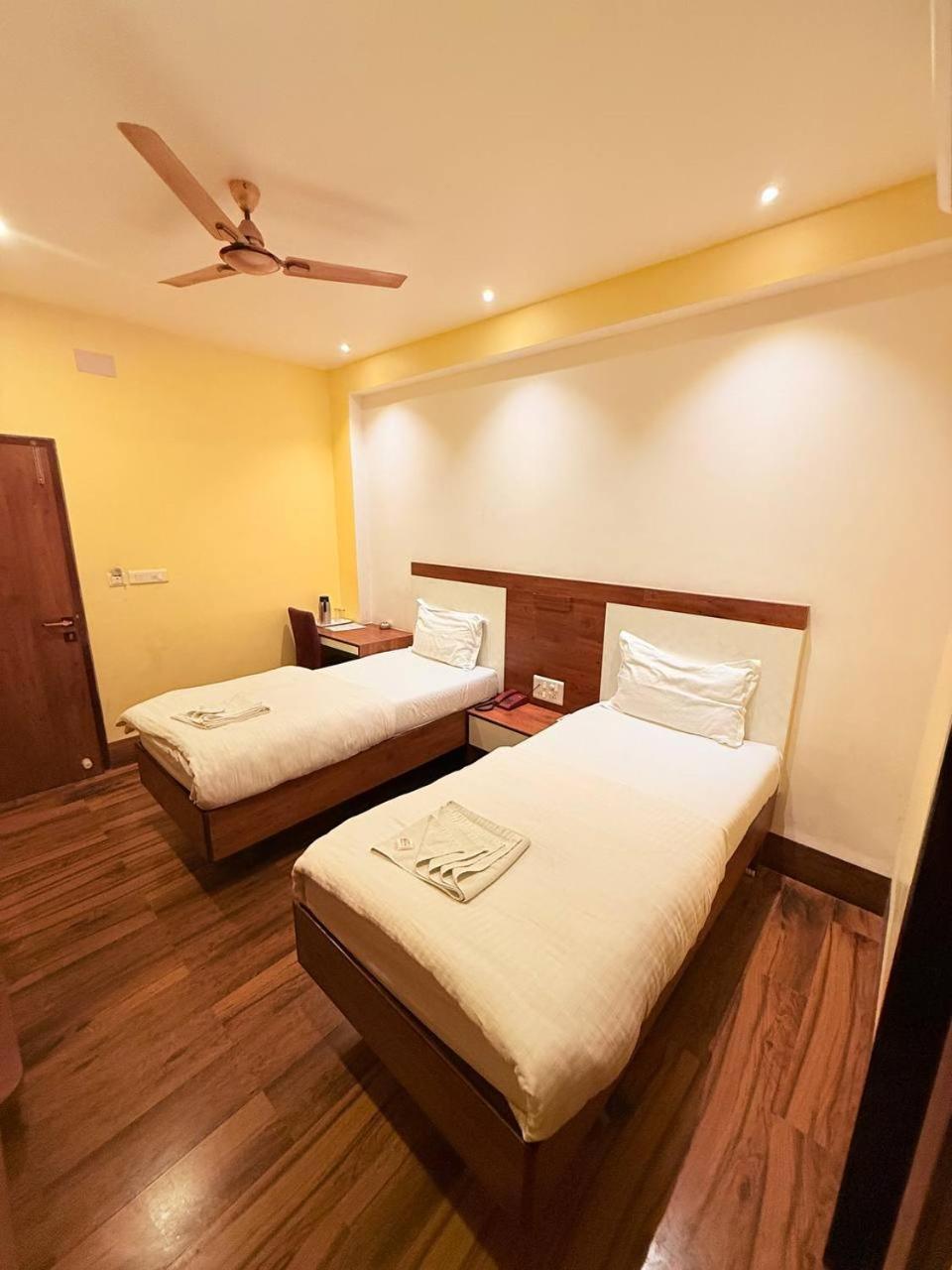 Shivam Hotel Varanasi - Near Kashi Vishwanath Temple With Parking And Lift Bagian luar foto