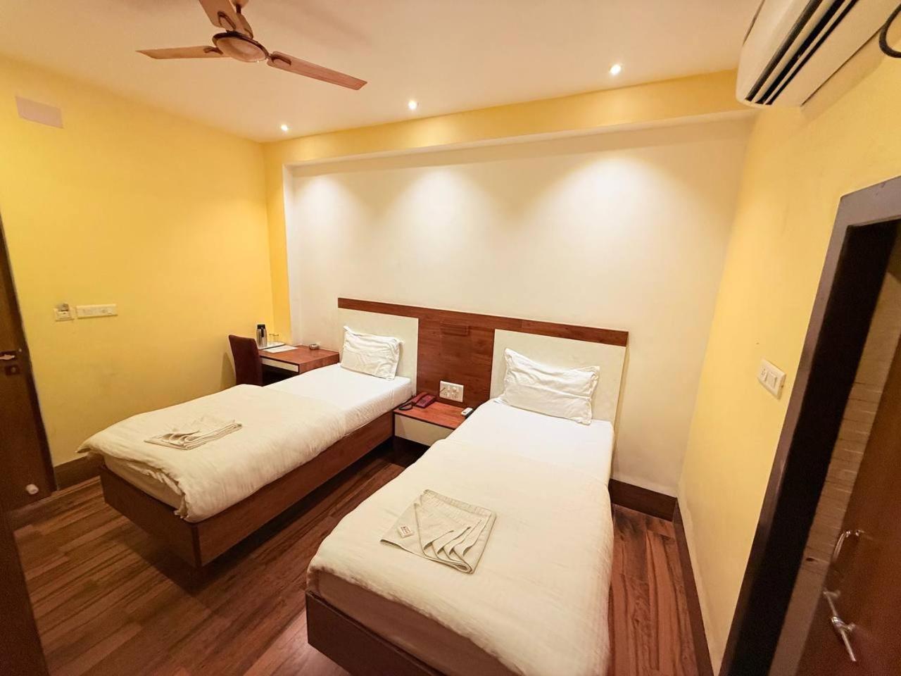 Shivam Hotel Varanasi - Near Kashi Vishwanath Temple With Parking And Lift Bagian luar foto