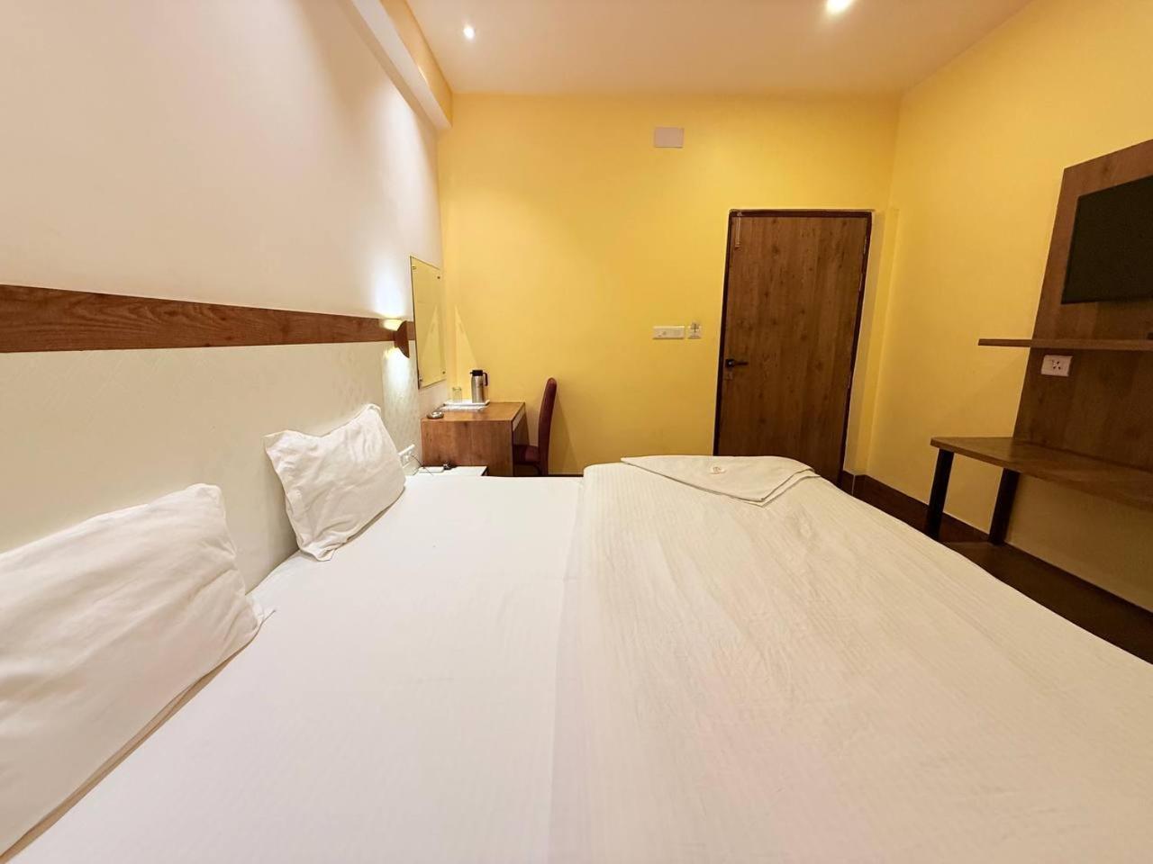 Shivam Hotel Varanasi - Near Kashi Vishwanath Temple With Parking And Lift Bagian luar foto