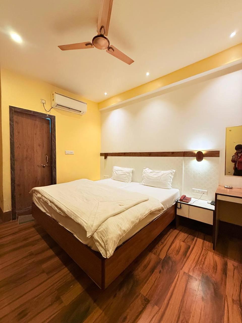 Shivam Hotel Varanasi - Near Kashi Vishwanath Temple With Parking And Lift Bagian luar foto