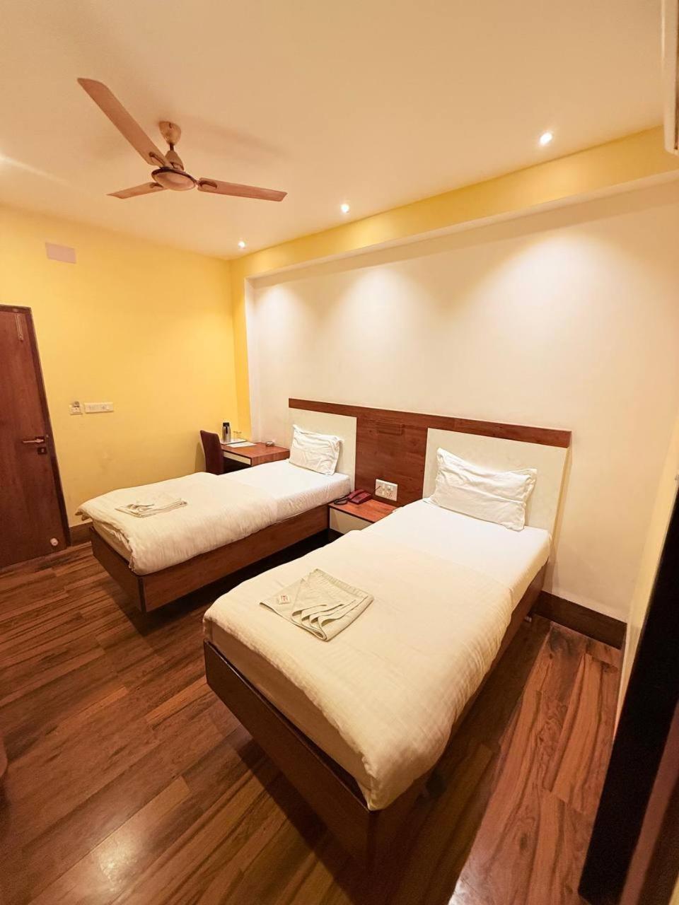 Shivam Hotel Varanasi - Near Kashi Vishwanath Temple With Parking And Lift Bagian luar foto