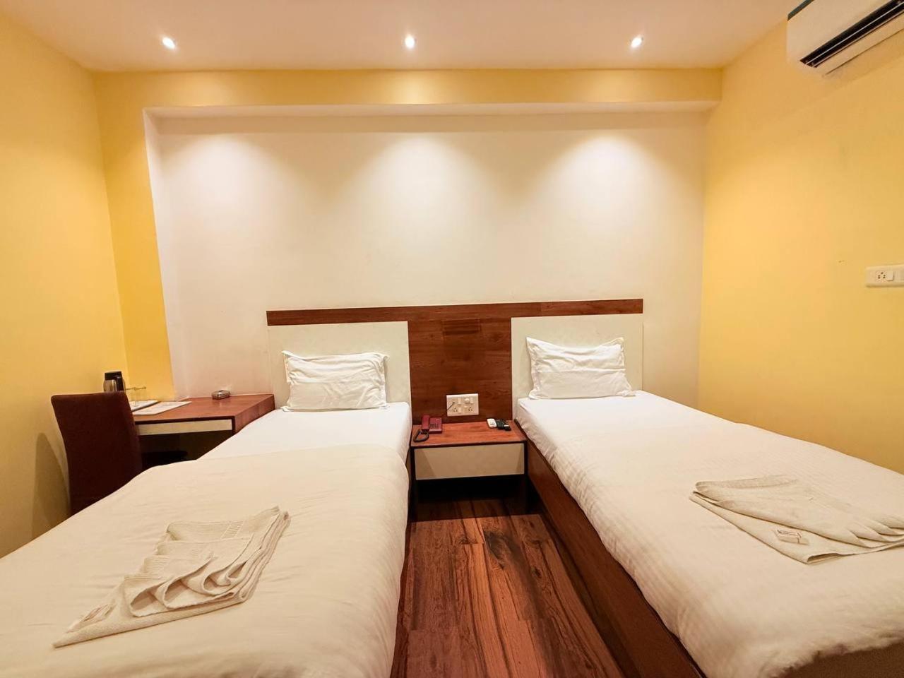 Shivam Hotel Varanasi - Near Kashi Vishwanath Temple With Parking And Lift Bagian luar foto