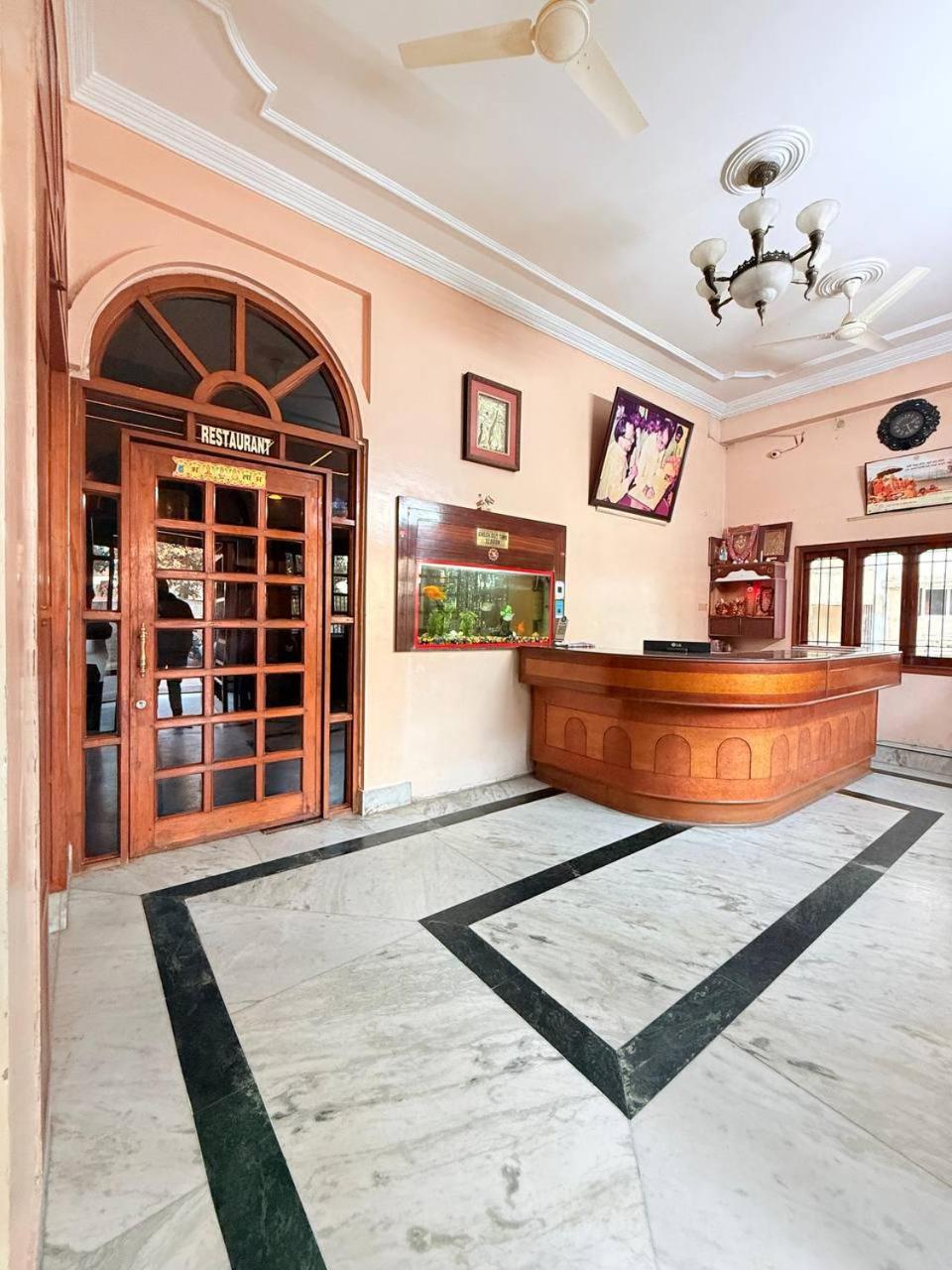 Shivam Hotel Varanasi - Near Kashi Vishwanath Temple With Parking And Lift Bagian luar foto