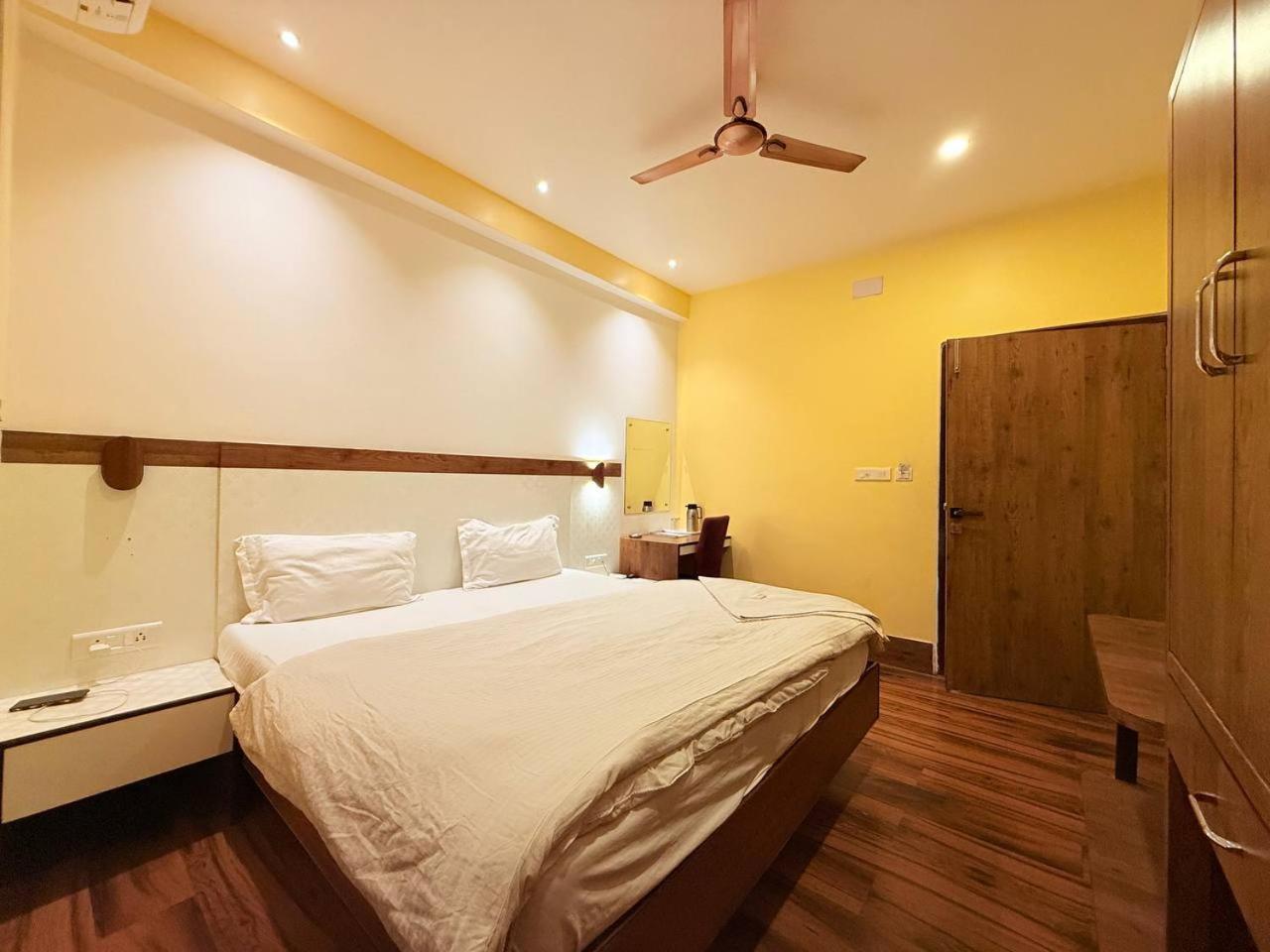 Shivam Hotel Varanasi - Near Kashi Vishwanath Temple With Parking And Lift Bagian luar foto
