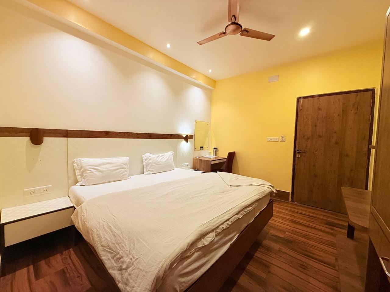 Shivam Hotel Varanasi - Near Kashi Vishwanath Temple With Parking And Lift Bagian luar foto