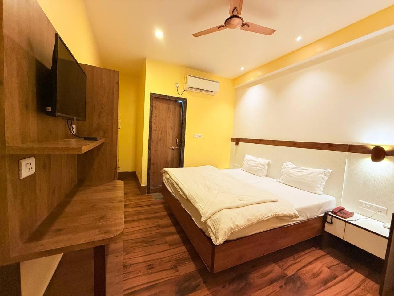 Shivam Hotel Varanasi - Near Kashi Vishwanath Temple With Parking And Lift Bagian luar foto