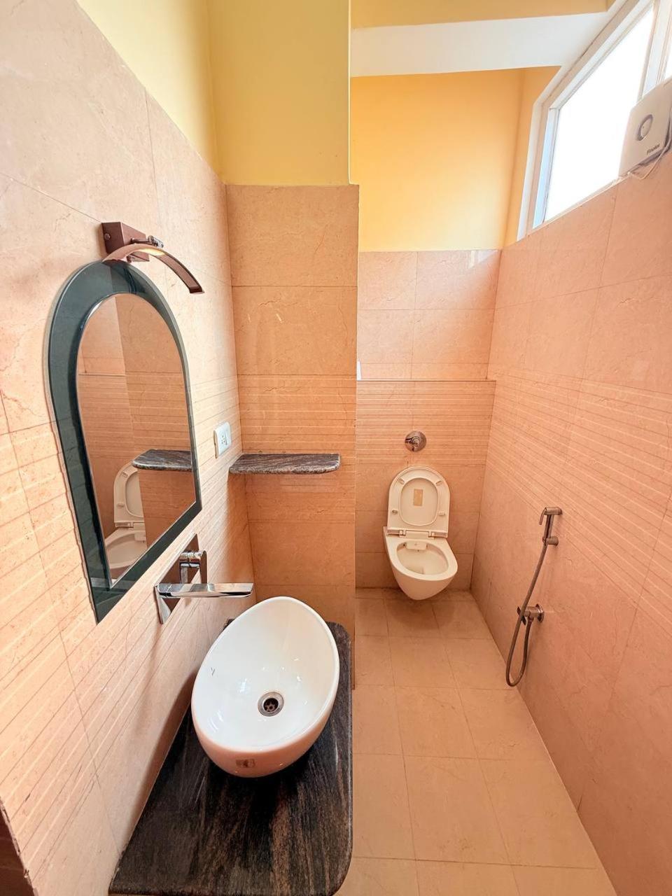 Shivam Hotel Varanasi - Near Kashi Vishwanath Temple With Parking And Lift Bagian luar foto