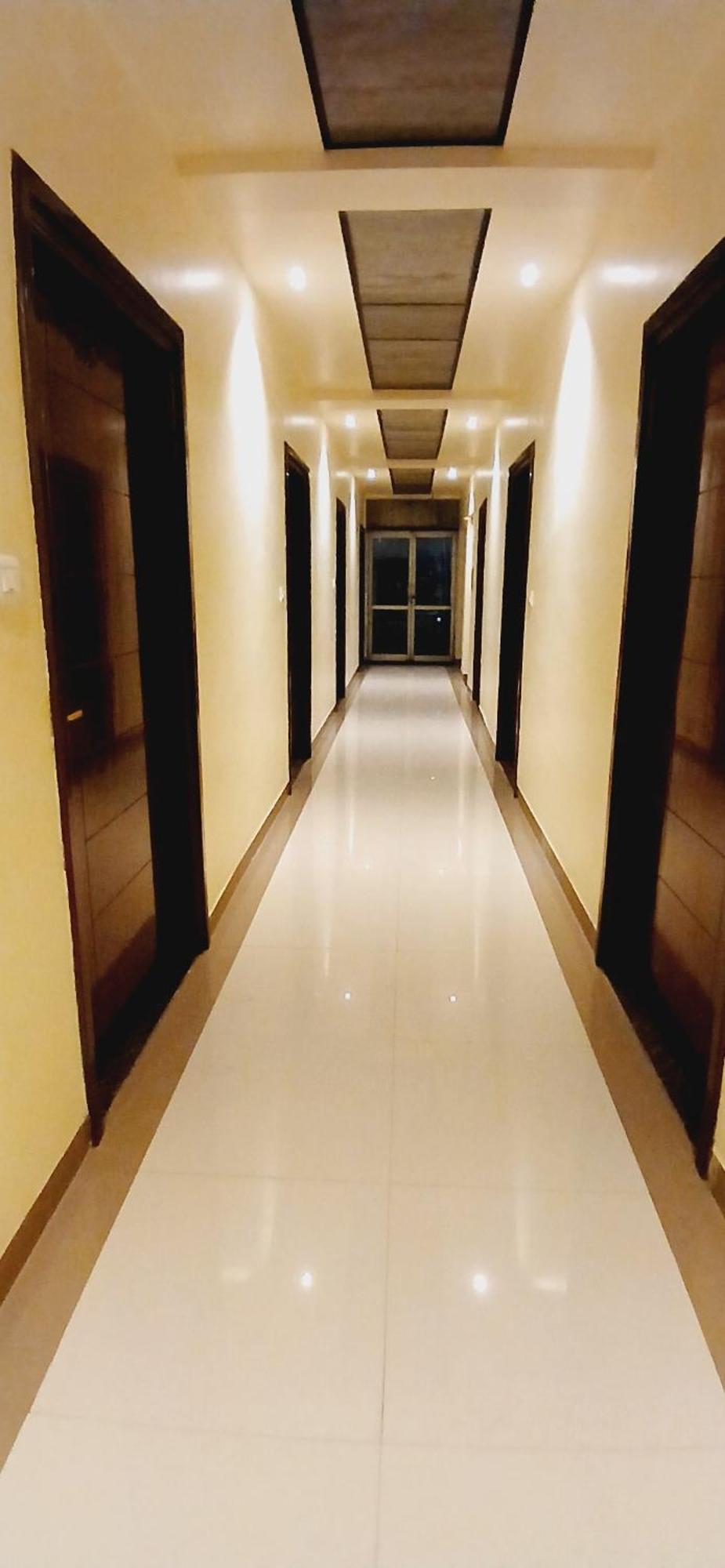 Shivam Hotel Varanasi - Near Kashi Vishwanath Temple With Parking And Lift Bagian luar foto
