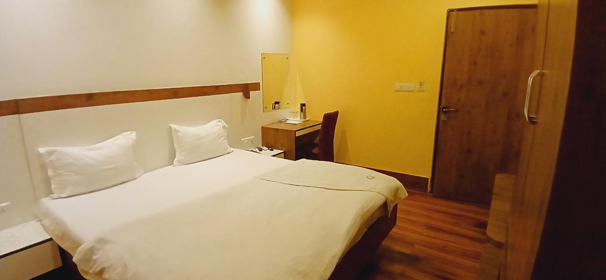 Shivam Hotel Varanasi - Near Kashi Vishwanath Temple With Parking And Lift Bagian luar foto